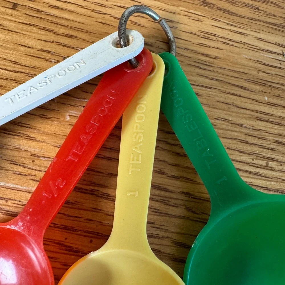 Vintage Hemco Plastics Measuring Spoons Set Primary Colors 4 Piece Retro Kitchen